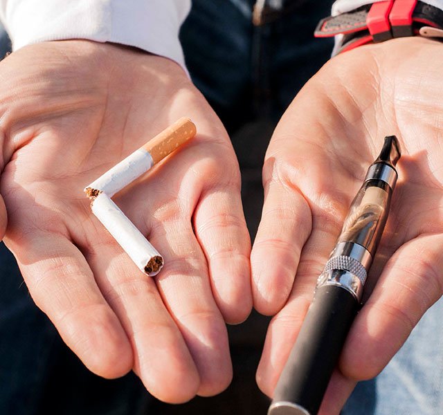 Porównanie starego e-papierosa typu cig-a-like z tradycyjnym papierosem.