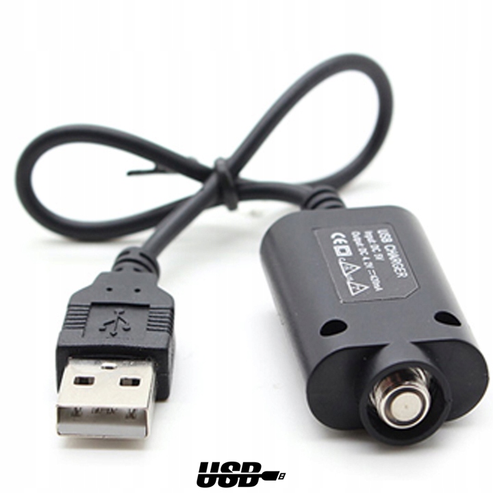 E-papieros ładujący się przez port USB w laptopie.