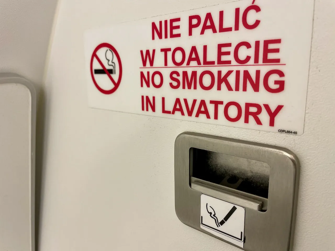 Duży, wyraźny czerwony znak