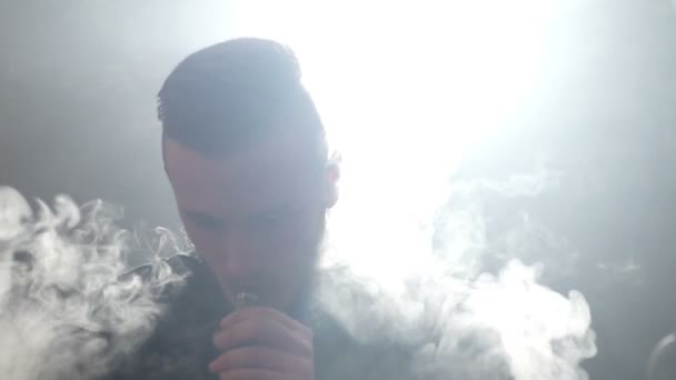 Młody mężczyzna budzący się rano i kaszlący, z dłonią przy ustach, wyrażający dyskomfort z powodu mokrego kaszlu.