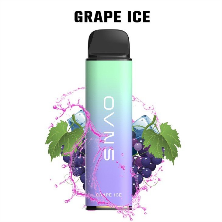 Elegancko ubrana osoba trzymająca w dłoni e-papieros Esin Vape, symbolizujący stylowy dodatek do wizerunku.
