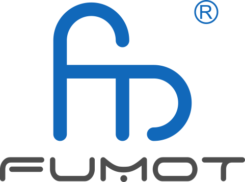 Logo marki FUMOT umieszczone obok stylizowanego tekstu
