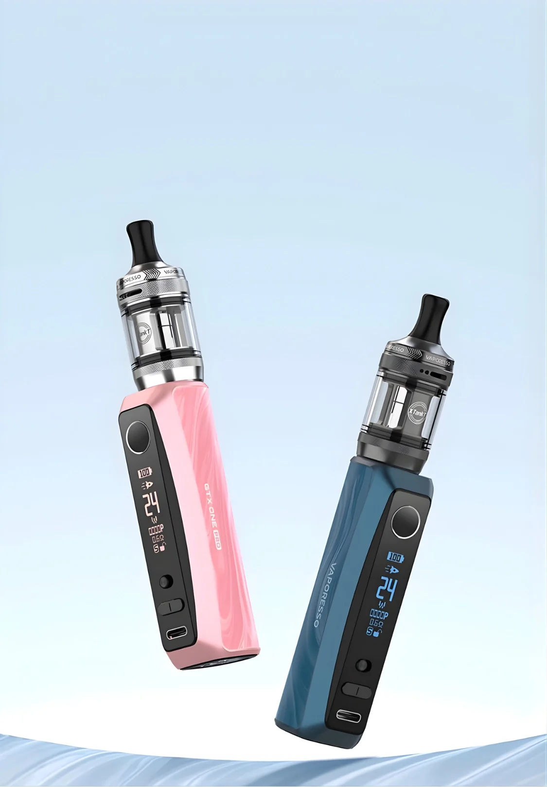 Gablota w sklepie z e-papierosami, prezentująca nowoczesne urządzenia i pudełka znanych marek vape, takich jak GeekVape, Vaporesso, Oxva.