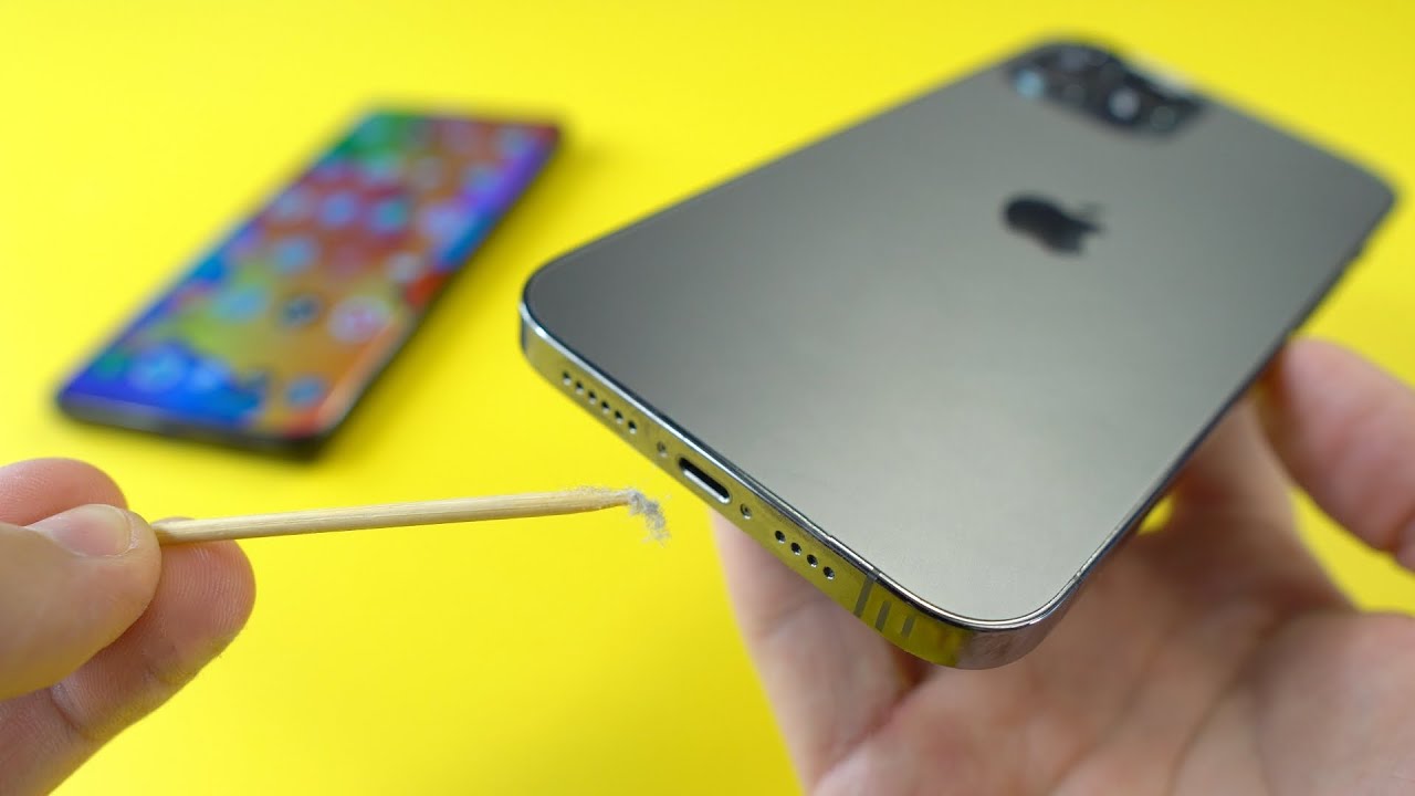 Znak zakazu lub przekreślone obrazy metalowych przedmiotów (igła, spinacz, nóż) obok portu USB-C e-papierosa, symbolizujące, czego nie należy używać do czyszczenia.
