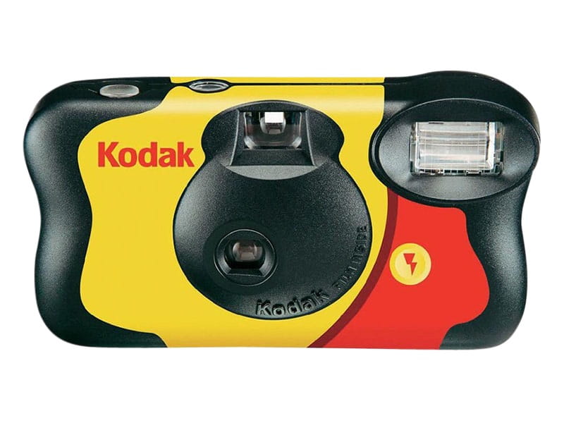 Obok siebie leżą stary aparat fotograficzny jednorazowego użytku i nowoczesny aparat cyfrowy, ilustrujące ewolucję e-papierosów.