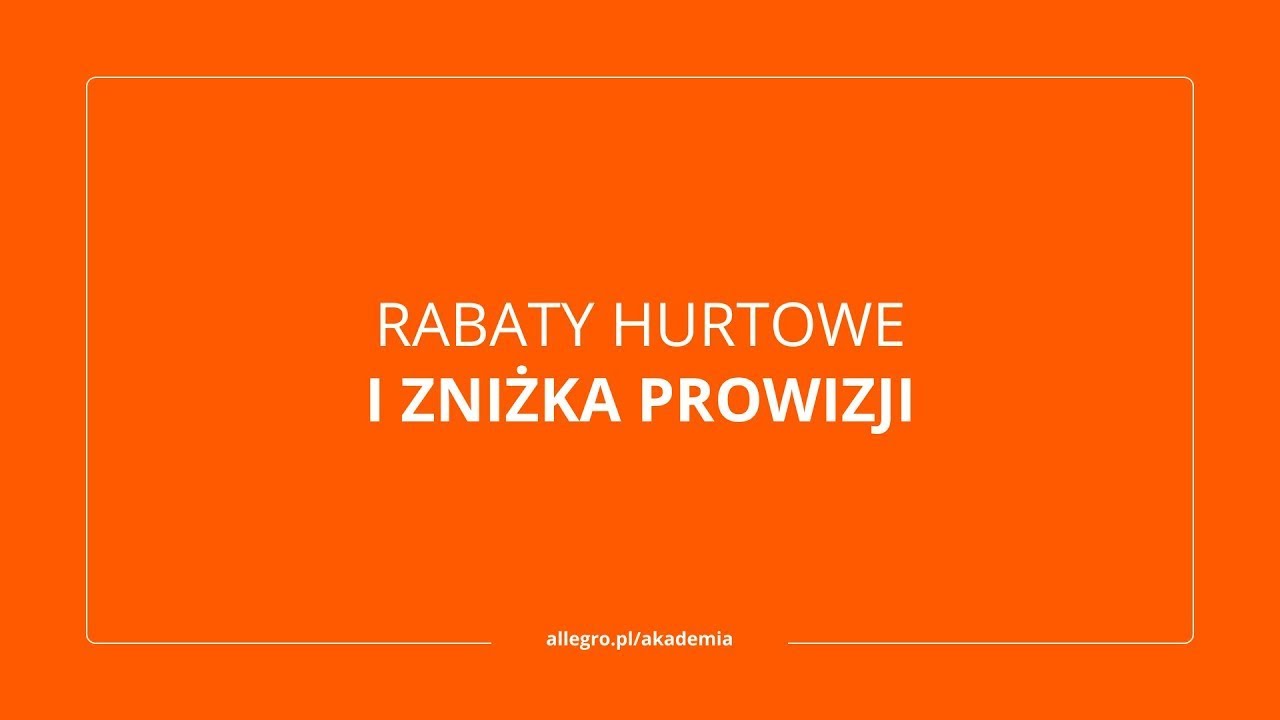 Wysokie stosy pudełek z produktami i dłoń trzymająca stos banknotów, symbolizujące korzyści z dużego wolumenu zakupów.