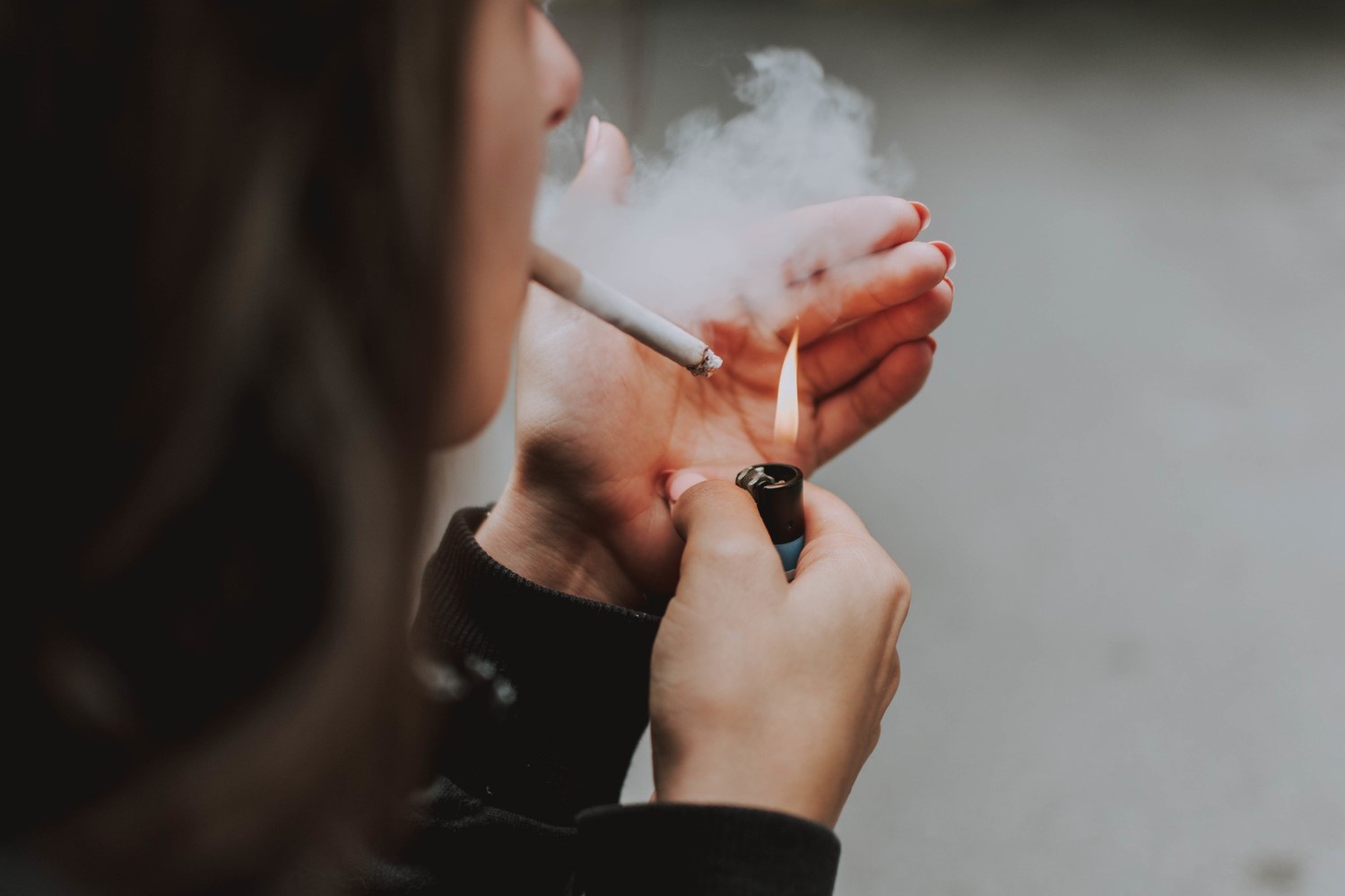 Ilustracja przedstawiająca osobę stojącą przed dylematem wyboru między tradycyjnym papierosem a e-papierosem jednorazowym, z subtelnym elementem pułapki.