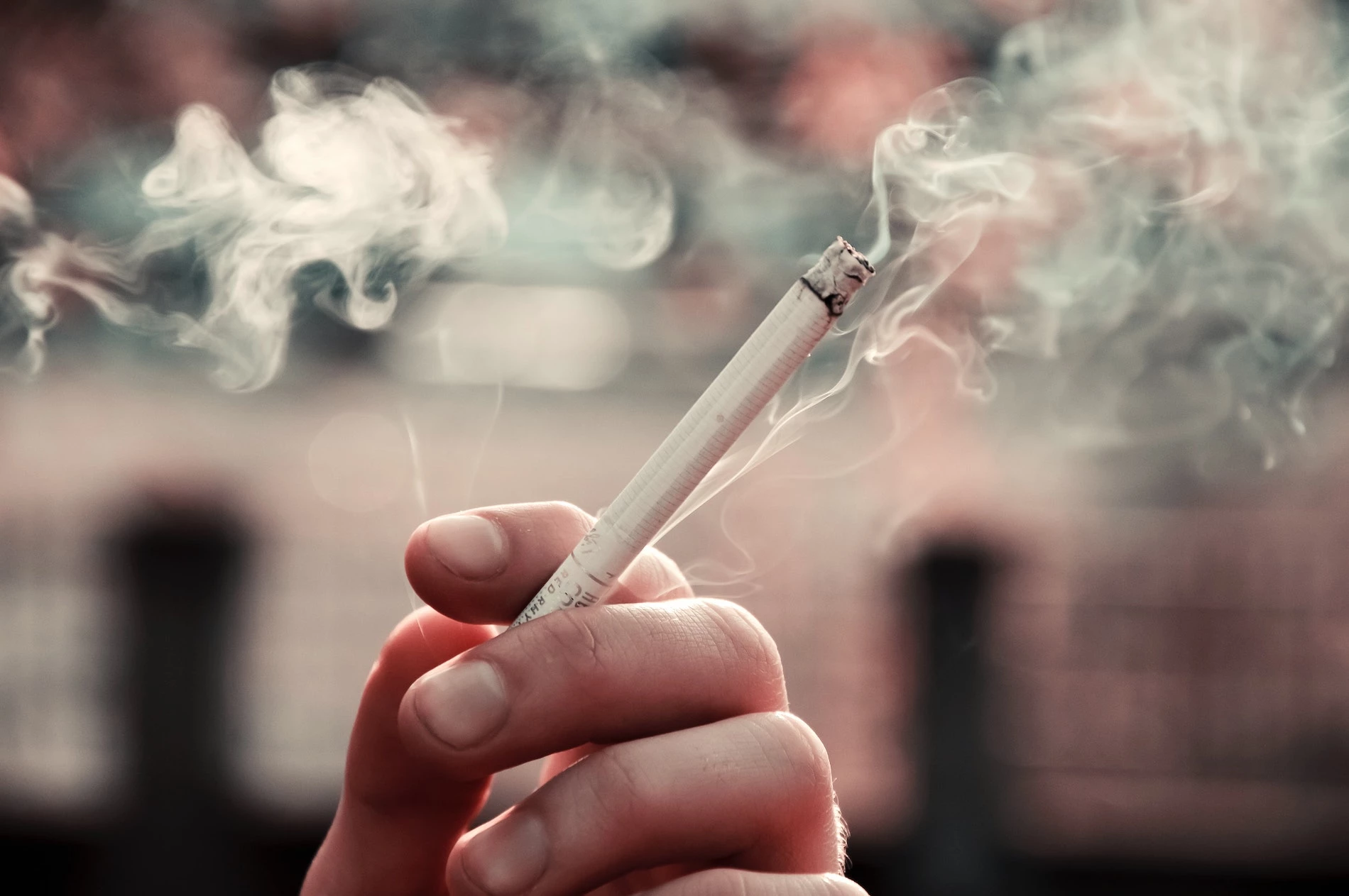 Grafika przedstawiająca głośnik lub megafon z symbolem przekreślenia (zakazu), w tle delikatne zarysy e-papierosów lub produktów vape, symbolizująca zakaz komunikacji marketingowej.
