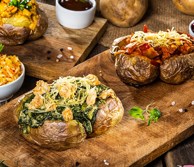 Zastawiony stół w restauracji, na którym znajdują się wyłącznie różne dania przygotowane z ziemniaków (gotowane, pieczone, smażone), ilustrujące analogię ograniczonych smaków