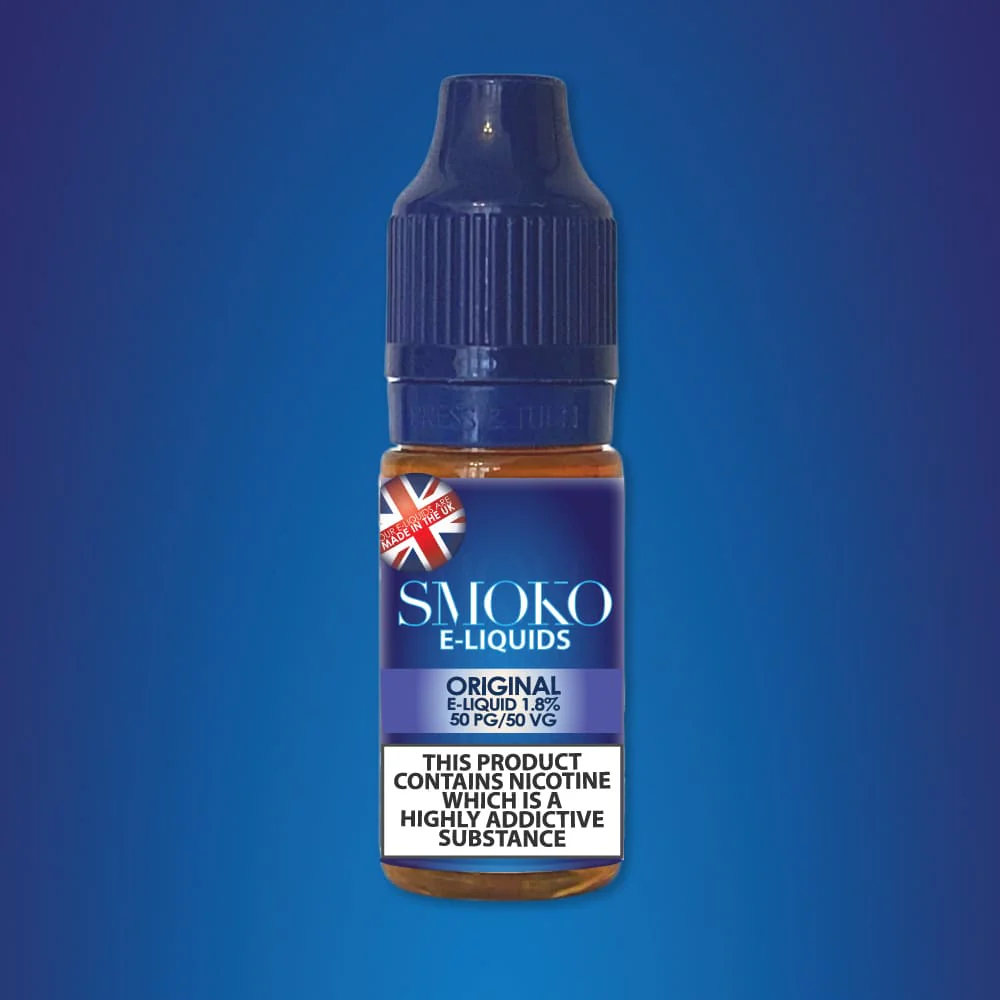 Butelka e-liquidu o smaku mieszanki jagodowej (np. Mad Blue, Blue Razz), otoczona świeżymi jagodami, malinami i borówkami, symbolizująca zwycięstwo.