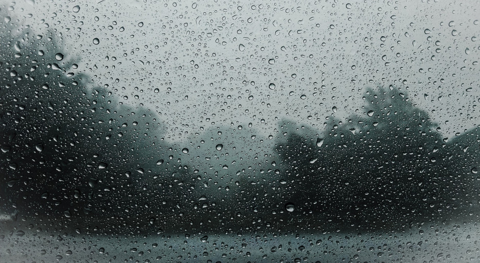 Widok z okna na deszcz ze śniegiem i szarą, ponurą listopadową aurę.