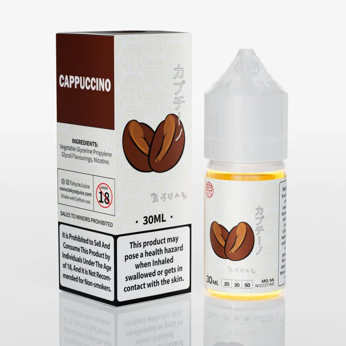 Niewyraźny, zimny kubek cappuccino na biurku, który wygląda na nieświeży i nieapetyczny, symbolizujący nieudany i męczący smak kawy w vape, zgodnie z opisem z artykułu.