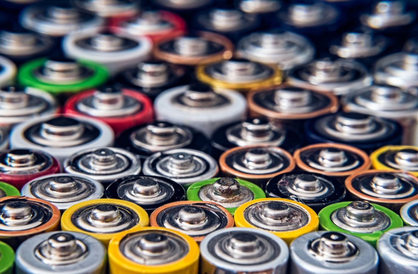 Porównanie jednej zużytej baterii e-papierosa (symbolizującej 20k buchów) z dwoma zużytymi bateriami (symbolizującymi 2x10k buchów) w koszu do recyklingu.