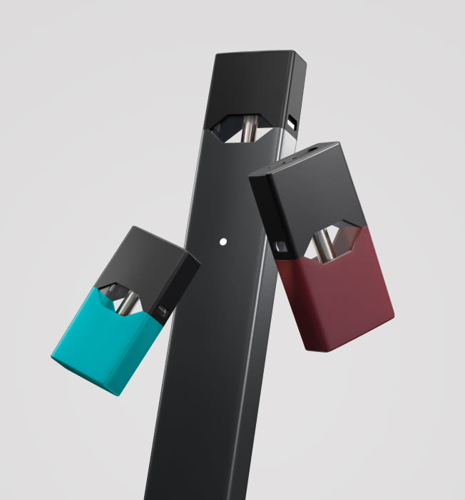 Elegancki, minimalistyczny e-papieros Juul leżący obok smartfona iPhone, symbolizujący jego statusowy charakter w świecie vapingu.
