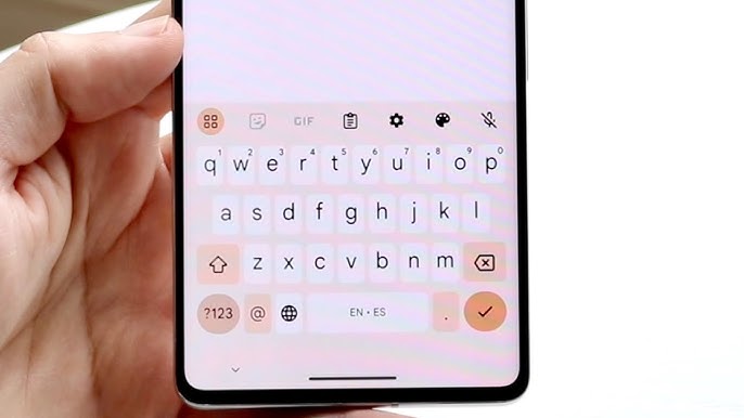 Zbliżenie na klawiaturę telefonu lub komputera z wyróżnionym brakiem litery