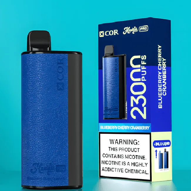 Dynamiczne ujęcie osoby używającej e-papierosa XCOR Flagowiec w trybie TURBO, z widoczną gęstą chmurą i ekspresją intensywnego doznania.