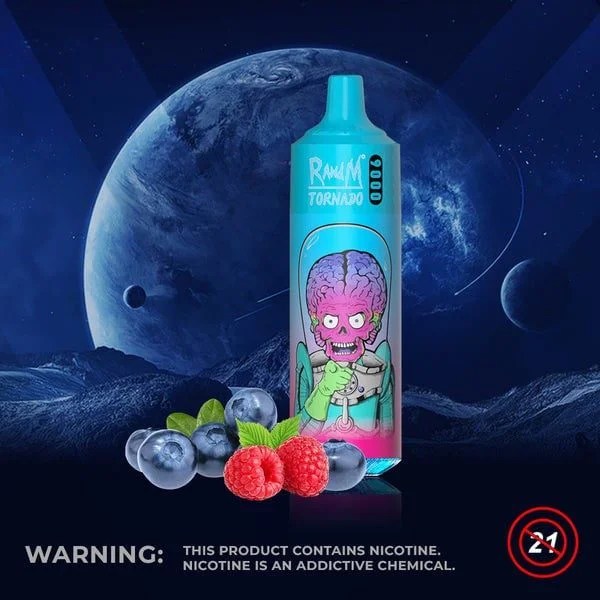Jednorazowy e-papieros Fumot o smaku Blue Razz Ice, otoczony świeżymi niebieskimi malinami i kostkami lodu.