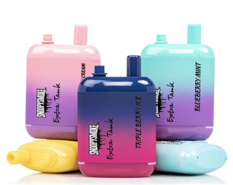 Klient z uśmiechem i pewnością siebie wybierający produkt Hifancy 45K z dobrze zaopatrzonej półki w nowoczesnym, legalnym sklepie stacjonarnym z e-papierosami.