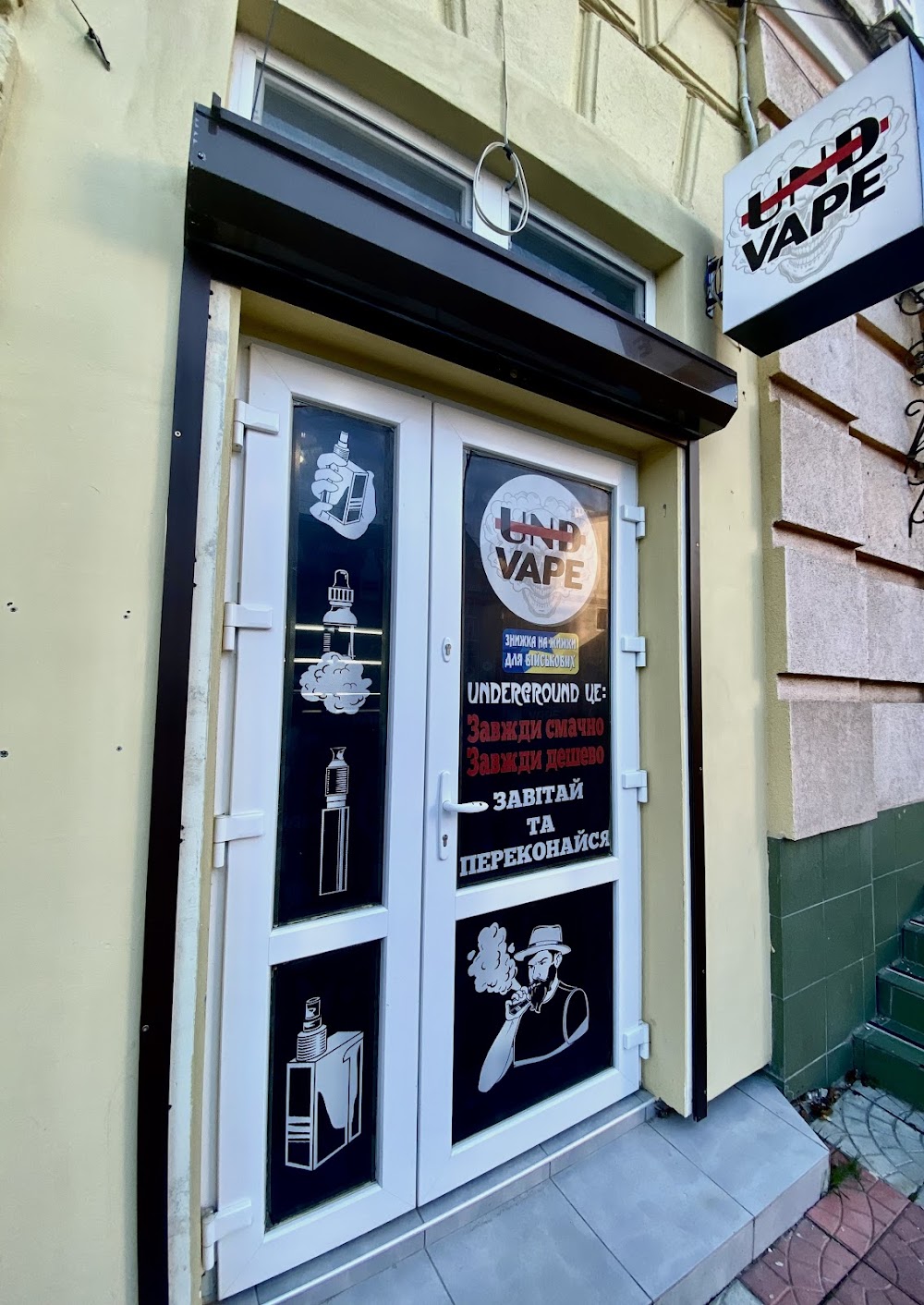 Widok na magazyn hurtowni z rzędami palet pełnych pudełek z produktami Hifancy i innych e-papierosów jednorazowych.