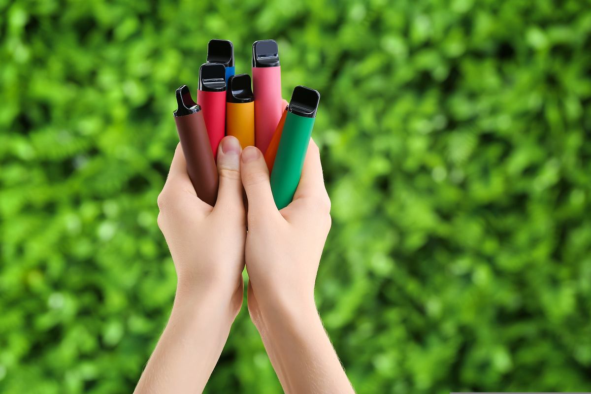 Grafika przedstawiająca czerwony alarm, ikonę e-papierosa i znak zakazu, symbolizująca prawne ostrzeżenia dotyczące zamawiania vape online w Polsce.