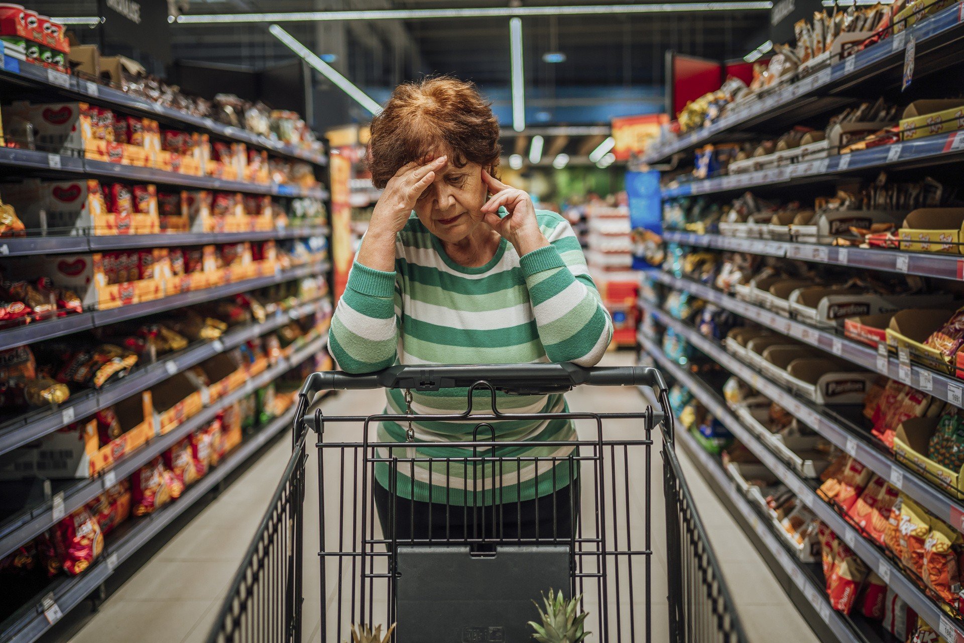 frustracja zakupy niedziela, marnowanie czasu, bieganie po sklepach, drogi e-papieros, zmęczona osoba - Zawroty głowy w sklepie to objaw supermarket syndrome. Zobacz ...