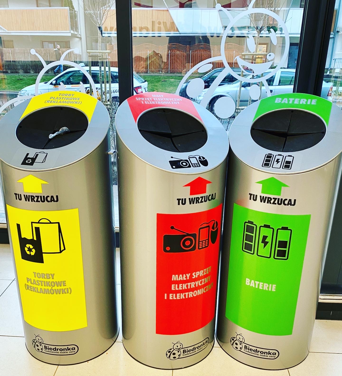 pojemnik na zużyte baterie supermarket, recykling e-papierosów w Biedronce, oddawanie baterii w sklepie, skrzynka na elektrośmieci Żabka - Pojemniki na baterie w Biedronce – Naturalnie Proste