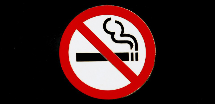Decyzja zmiana dostawcy, ręce trzymające stary i nowy e-papieros, znak zapytania wybór vape, waga wyboru sklepu - Nowe zmiany w prawie: koniec ze sprzedażą e-papierosów przez internet?