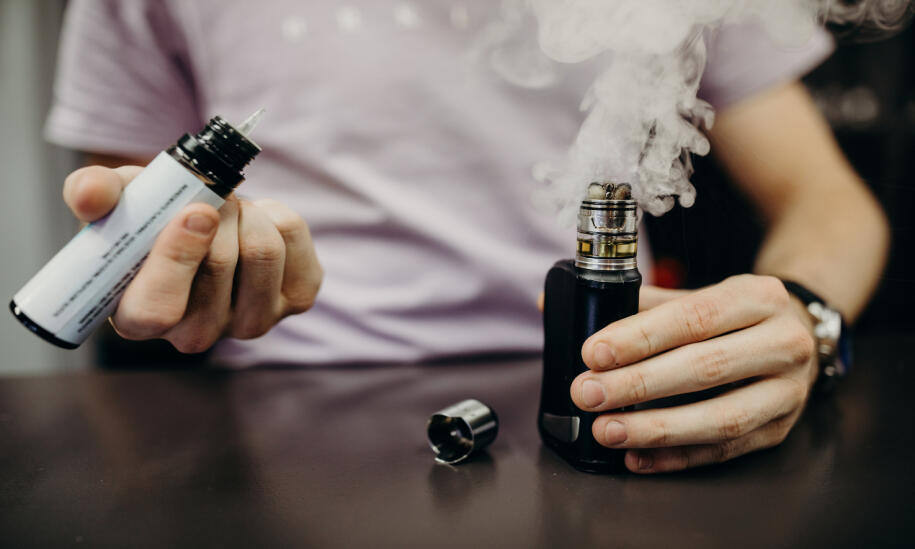 pusty zbiornik liquidu e-papierosa, niski poziom liquidu vape, uzupełnianie liquidu w e-papierosie, brak e-liquidu - Uzupełnianie liquidu w e-papierosie – krok po kroku