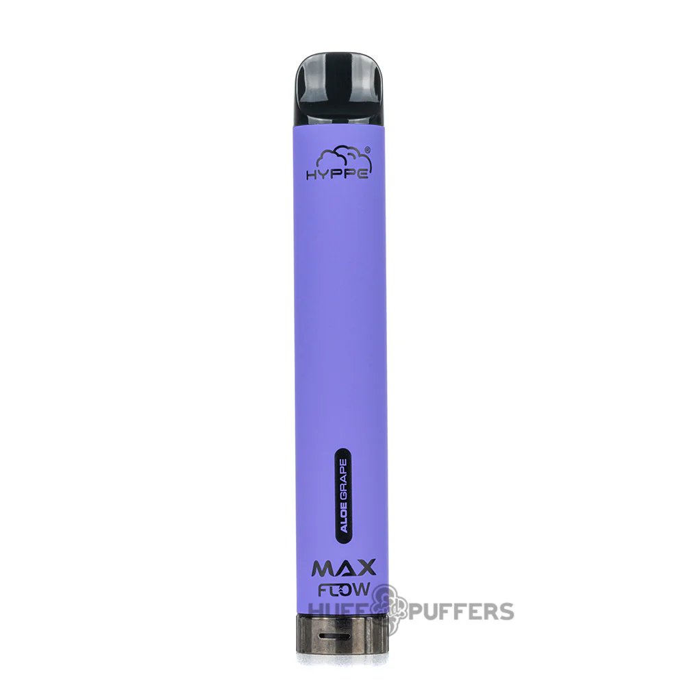 Scena w nowoczesnym vape shopie z klientem przeglądającym półki z e-papierosami, skupiającym wzrok na urządzeniu HIFANCY 45k.