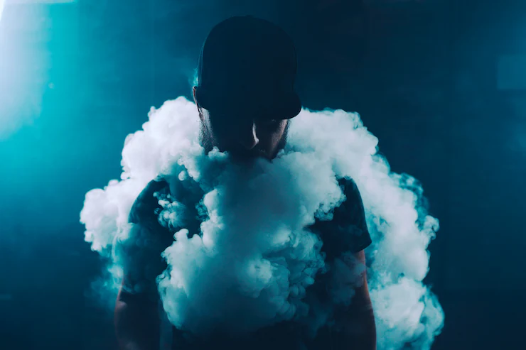 duża chmura pary vape, efekt chłodzenia Koolada, osoba zaciągająca się vape - Chmura vape Zdjęcia - darmowe pobieranie na Freepik