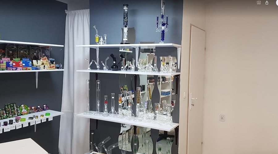 Muzeum e-papierosów, klasyczne urządzenia vape na wystawie, stary asortyment vape - Muzeum E-papierosów (2025) - All You Need to Know BEFORE You Go ...