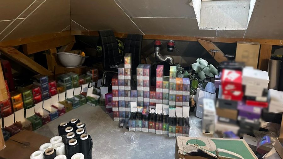 Rozczarowanie rozpakowywanie paczki, niezadowolenie z zakupu e-papierosa, oszukany klient vape, rozczarowana owca po zakupie - Pomysł na oszustwo. Nielegalne e-papierosy wysyłał przez paczkomat
