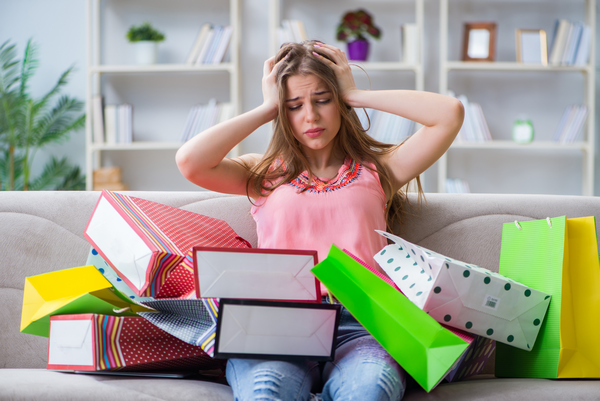 Grafika kota w worku, z e-papierosem Hifancy 45k wystającym z worka, obok symbol losowego wyboru smaku.