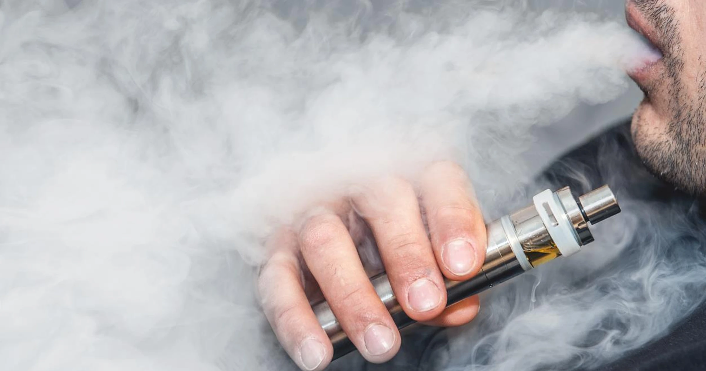 osoba wapująca ciągiem, palenie vape jak lokomotywa, szybkie zaciąganie e-papierosem, ciągłe wapowanie - Elektroniczne papierosy - szkodliwość, uzależnienie, badania