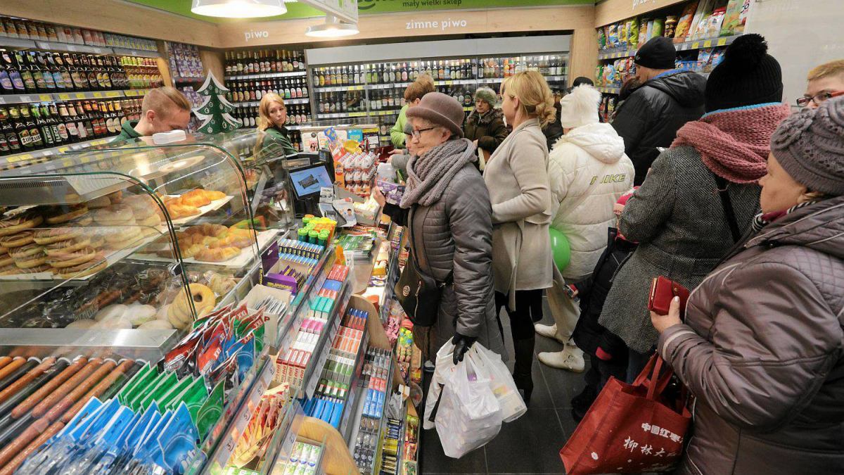 kolejka Żabka, kasjerka sprzedająca e-papierosa, klient kupuje jednorazówkę, scena ze sklepu convenience - Żabka otwarta przy Szerokiej. Kolejka po ptasie mleczko ZDJĘCIA