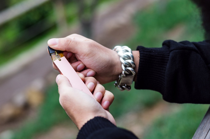 cieknący e-papieros w dłoni, ręka zalana liquidem e-papierosa, zalany paszport, skutki wycieku e-papierosa - E-papieros przecieka – co robić? | VEEV Polska