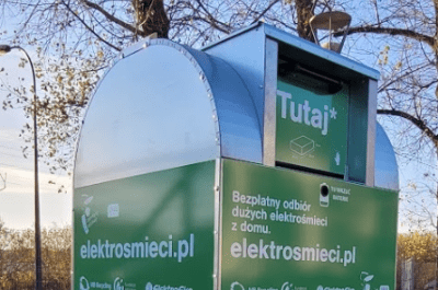 zielony pojemnik ElektroEko Warszawa, uliczny pojemnik na drobne elektrośmieci, recykling żarówek e-papierosów, pojemnik na baterie - Miasto bez elektrośmieci - nowe kontenery w Warszawie - Wawer