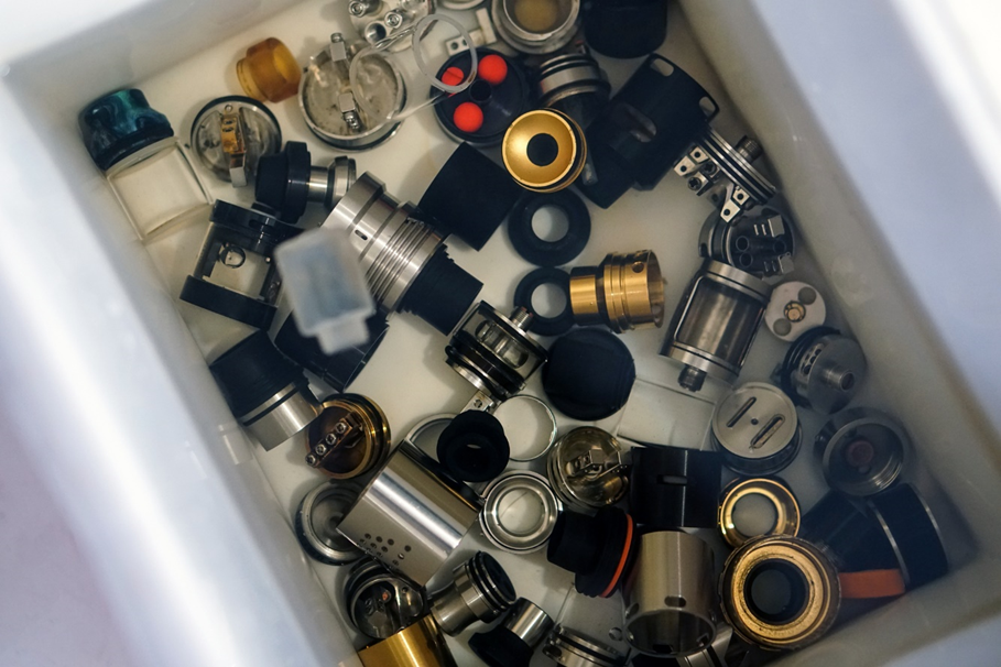e-papieros zwarcie, uszkodzony vape, zepsuta grzałka vape, vape do utylizacji, spalony e-papieros - Jak nie spalić grzałki w e-papierosie? Praktyczne rady | VEEV Polska