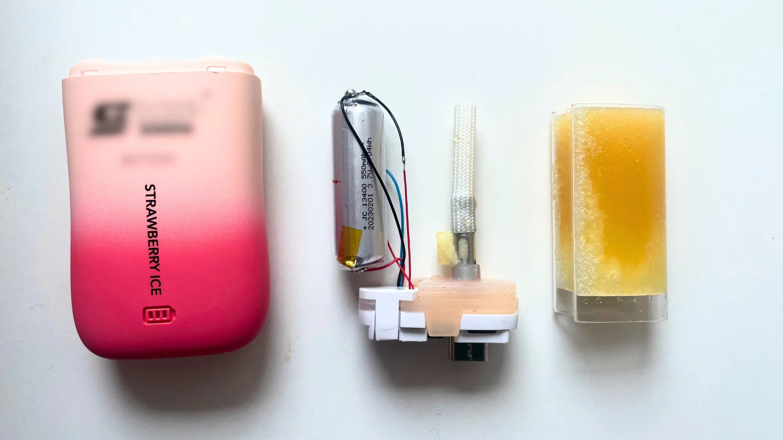 marnotrawstwo surowców krytycznych, lit w elektrośmieciach, cenne metale w vape, problem recyklingu e-papierosów - Disposable vapes are creating piles of electronic waste