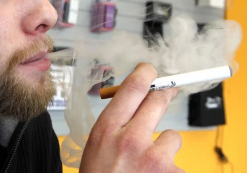 biuro vaping, e-papieros biurko, pracownik chmura, zakaz wapowania praca - Czy waporyzowanie w pracy jest dozwolone, czy zabronione w miejscu ...