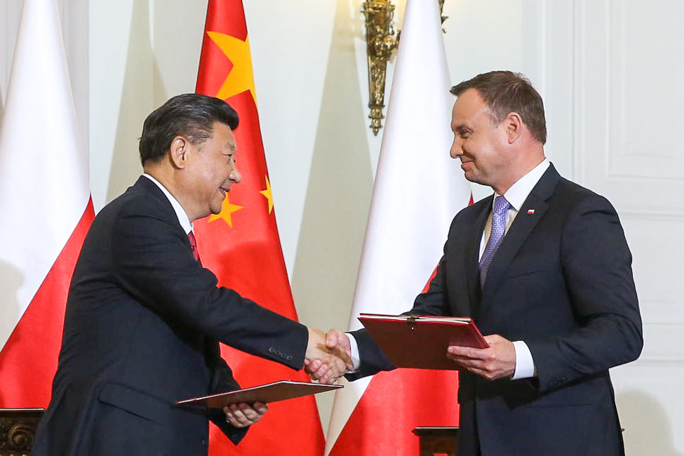 Polska firma, chińska produkcja, współpraca Polska Chiny, uścisk dłoni, e-papieros, globy - Stosunki Polska-Chiny w 2021 roku: stan i perspektywy | Warsaw ...