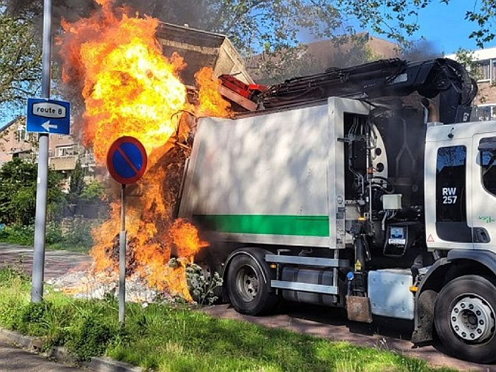 Płonąca śmieciarka, pożar baterii litowej, pożar na wysypisku elektrośmieci, zombie baterie - W Rotterdamie płonie jedna śmieciarka miesięcznie - problem z ...