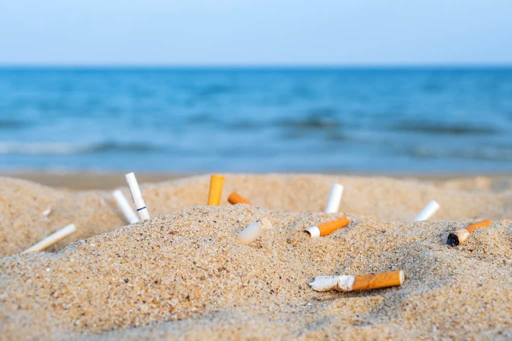 rozładowany e-papieros na plaży, wakacje problem, drink na plaży, rozczarowanie vape, e-papieros psuje urlop - Zakaz palenia na plaży - Zacne Nocowanie