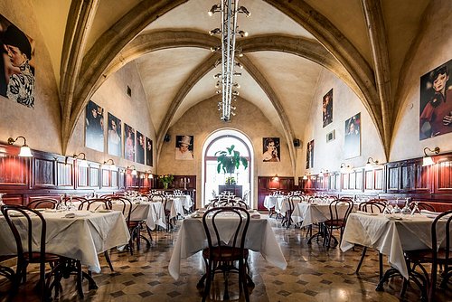 szara restaurant interior