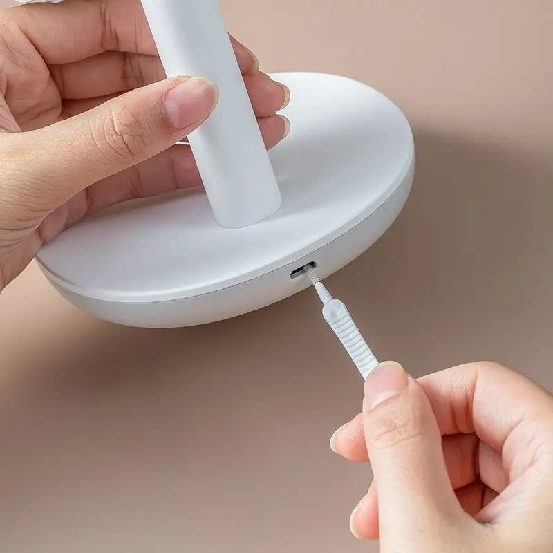 czyszczenie portu USB-C wykałaczką, usuwanie brudu z gniazda vape, naprawa ładowania e-papierosa wykałaczką - Szczoteczka / czyścik do czyszczenia portu USB Typ C USB-C - sklep ...