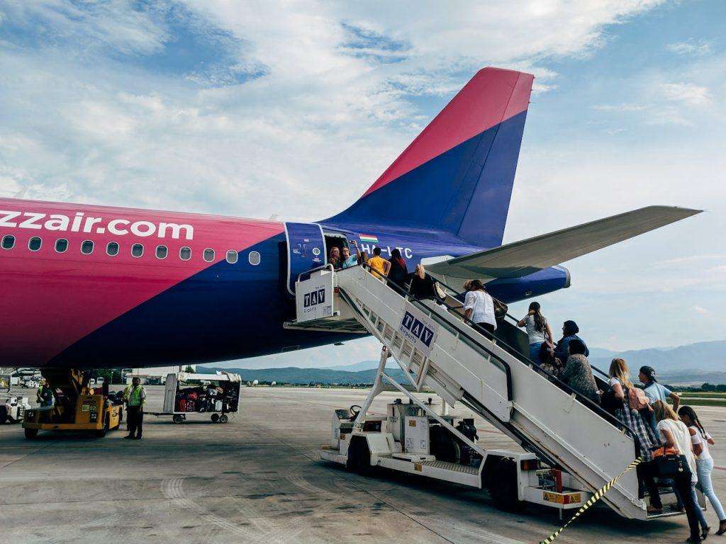 Wizz Air samolot, mały bagaż podręczny, e-papieros w podróży, podróżowanie z vape - Bagaż podręczny Wizz Air – wymiary, waga i pakowanie