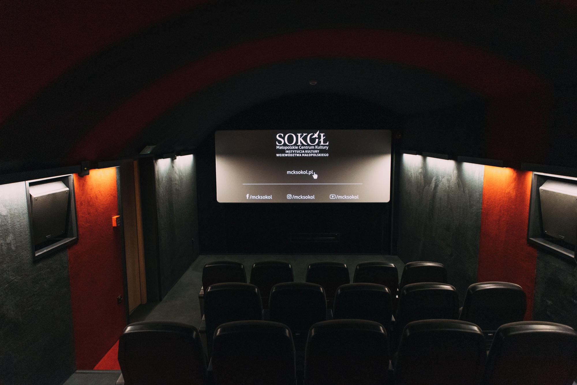 widok IR kino, kamera podczerwień sala kinowa, nocne widzenie w kinie, monitoring CCTV ciemna sala, wizja Splinter Cell kino - Małopolskie Centrum Kultury SOKÓŁ w Nowym Sączu - Sala kinowa nr 5 ...