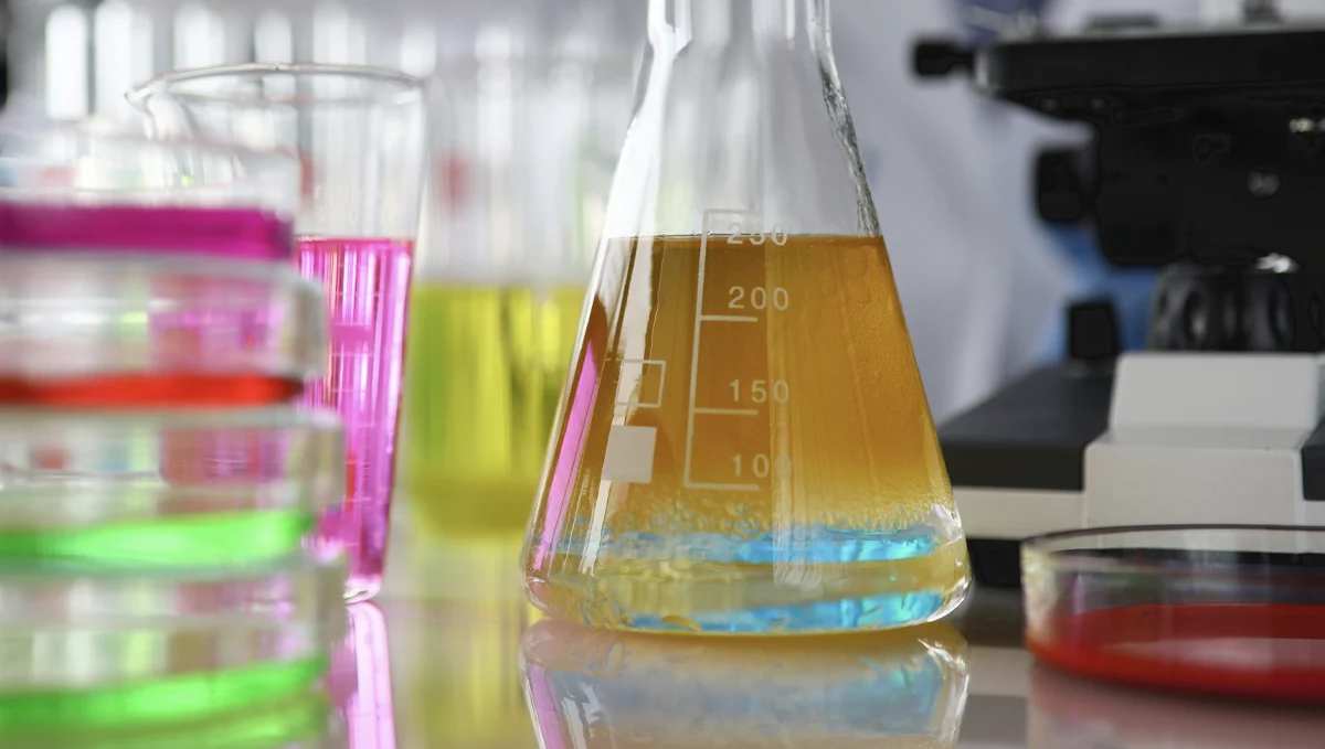 synteza chemiczna HHC, laboratorium chemiczne probówki, produkcja kannabinoidów, niebezpieczne reakcje chemiczne - Syntetyczne kannabinoidy: zastosowania i zagrożenia | 42 Fast Buds ...