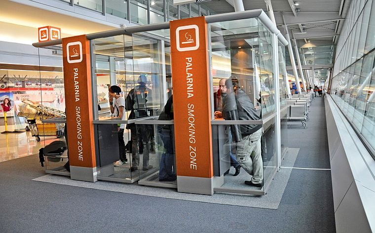 Lotnisko Chopina strefa palenia, podróż samolotem palenie, relaks przed lotem e-papieros, lotnisko Chopina terminal fajka - Palenie na Chopinie - warszawa.gosc.pl