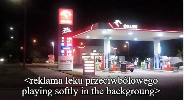 nocna stacja benzynowa, osoba kupująca e-papierosa w nocy, desperacja, neon stacji, pustka - Uwielbiam stacje benzynowe nocą. Pełne gwaru i pośpiechu w ciągu ...